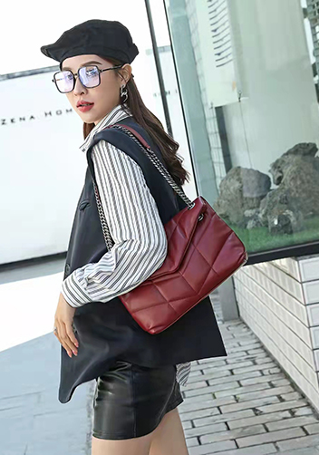 Yvonne Medium Envelope Shoulder Bag Lambskin Burgundy